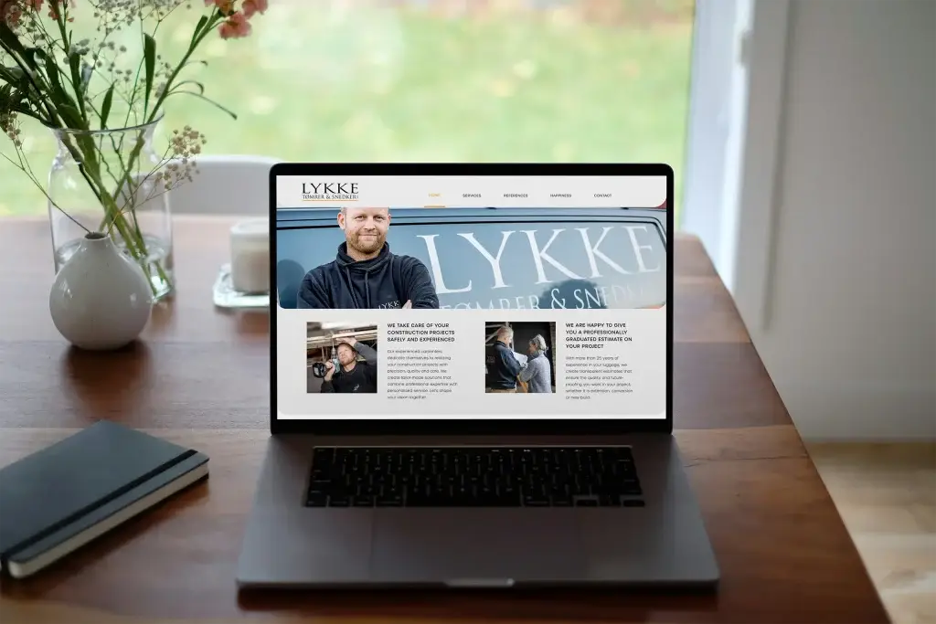 Hjemmesiden for Lykke Tømrer & Snedker vist på en skærm